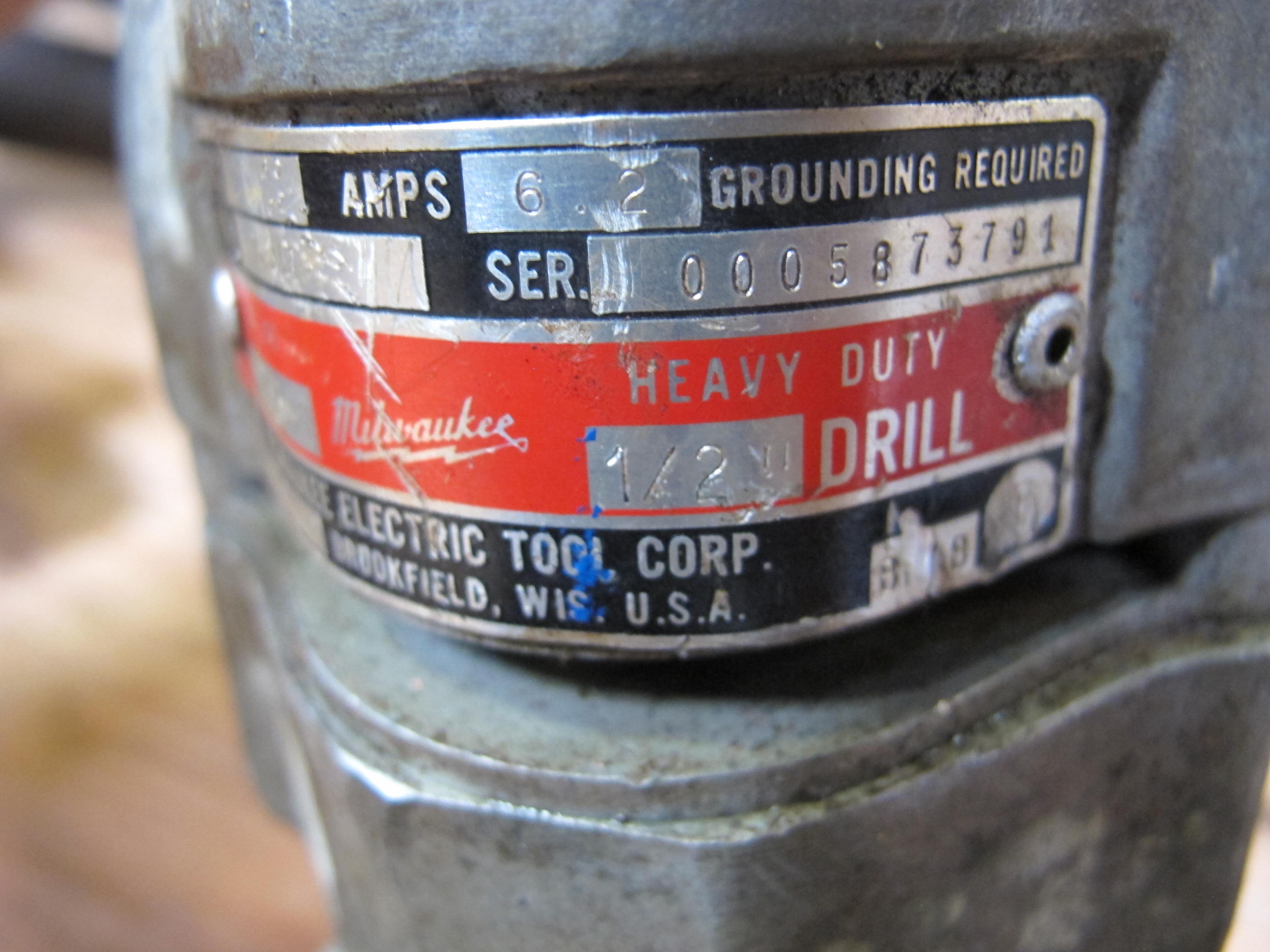 LOT TO INCLUDE: (1) MILWAUKEE HEAVY DUTY 1/2 IN DRILL, 600 RPM, 120 V 60 HZ, (1) DRILL PRESS, BUX MODEL DAH1/2NO91035 FUSE 1.6 A, 115 VAC, ATTACHED: DEWALT, DW131 1/2 IN (13 MM) SPADE HANDLE DRILL, 450 RPM. LOADING & HANDLING FEE $5-4004